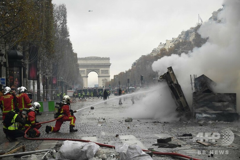 仏で抗議デモ続く シャンゼリゼ通りで警察と衝突も