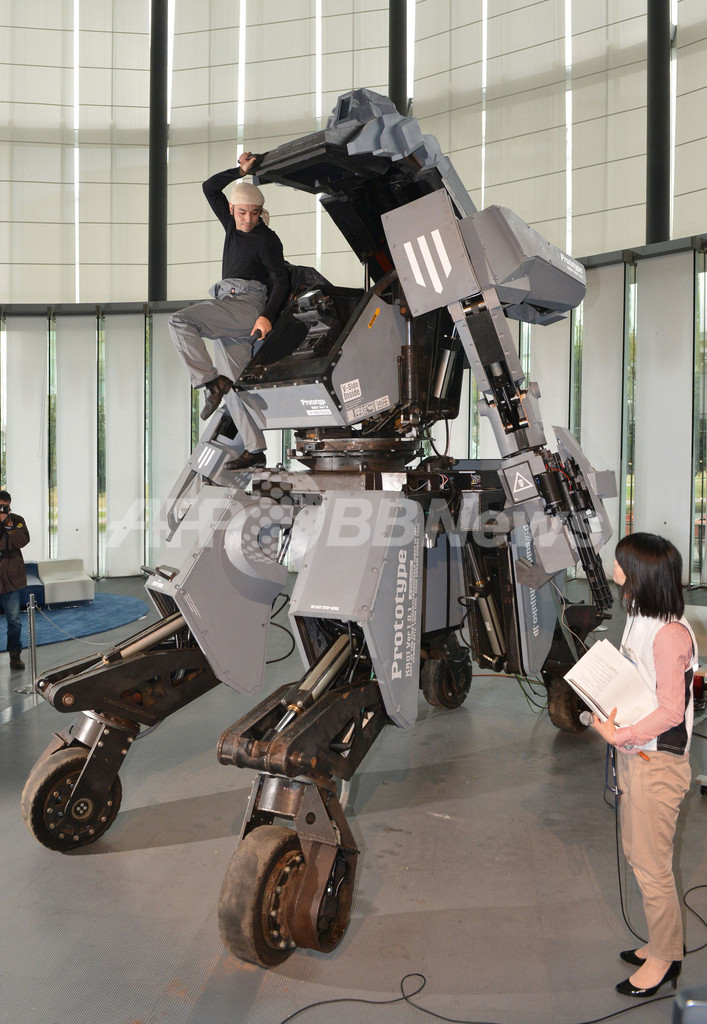 乗り込んで操縦できる人型ロボ「KURATAS」、価格は100万ドル