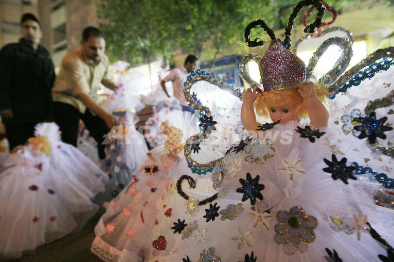 預言者ムハンマド生誕祭に向け、店先に並ぶ伝統人形