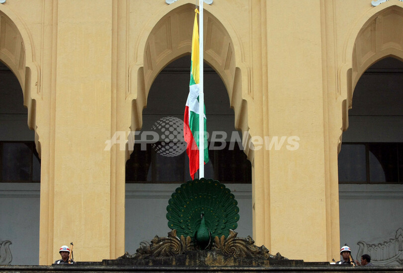 ミャンマー軍政、国旗を変更