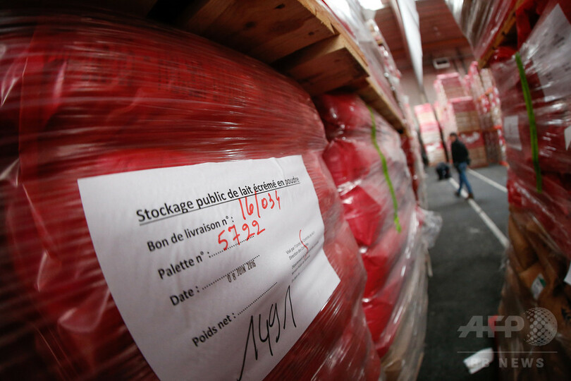 EU、粉ミルクの在庫が山積み 酪農家らが懸念