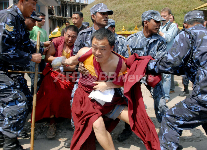 ネパールでも反中国デモ、人権団体は警察の対応を批判