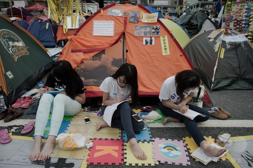 香港デモ、親の束縛逃れ自由満喫する若者ら
