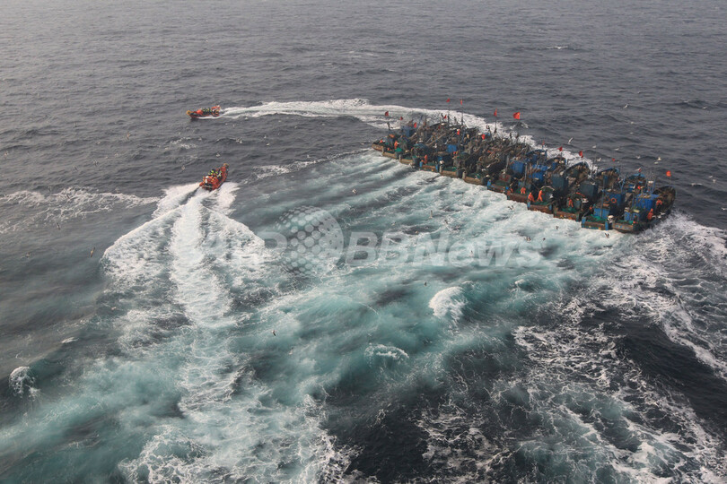 違法操業の中国漁船団、合体して取り締まりに対抗