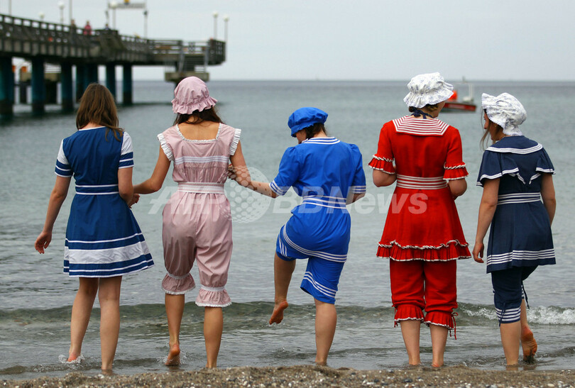 19世紀の水着でレトロな海開き、ドイツ北東部