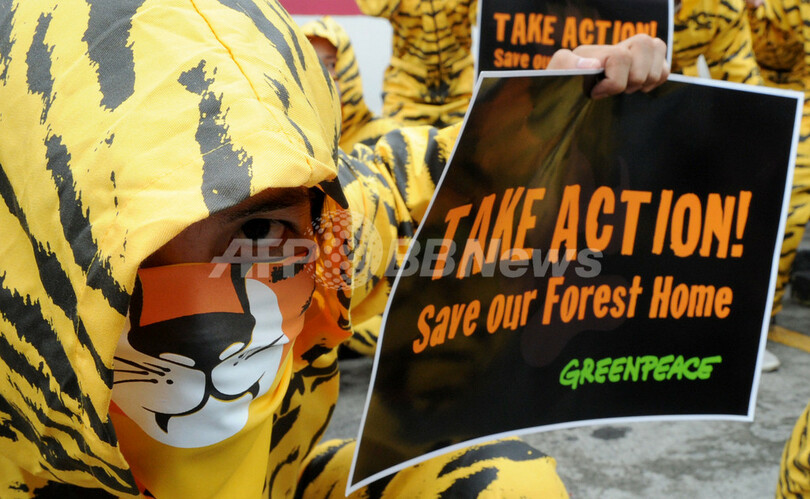 「トラ」の一団がKFCに抗議、フィリピン・マニラ