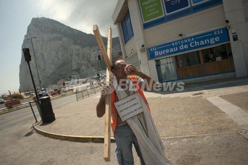 十字架背負い4日間、スペイン男性がジブラルタル到着 領土問題解決祈る