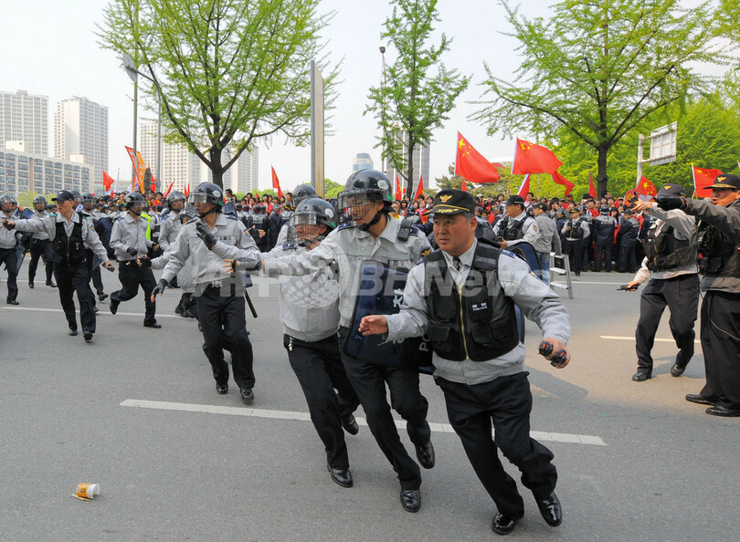 韓国の聖火リレー、親中国派が数で圧倒 現場は騒然