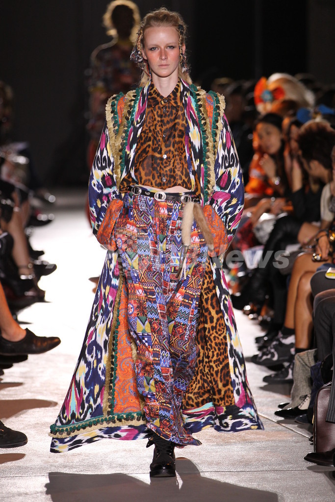 ＜11年春夏東京コレクション＞G.V.G.V. 新作を発表