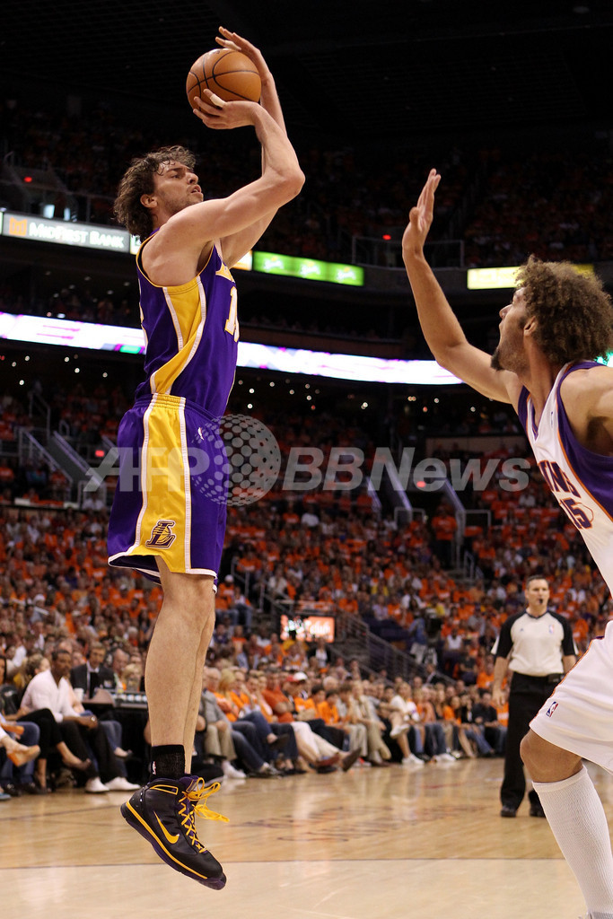 サンズ レイカーズに勝利、スタウドマイアー42得点 NBAプレーオフ