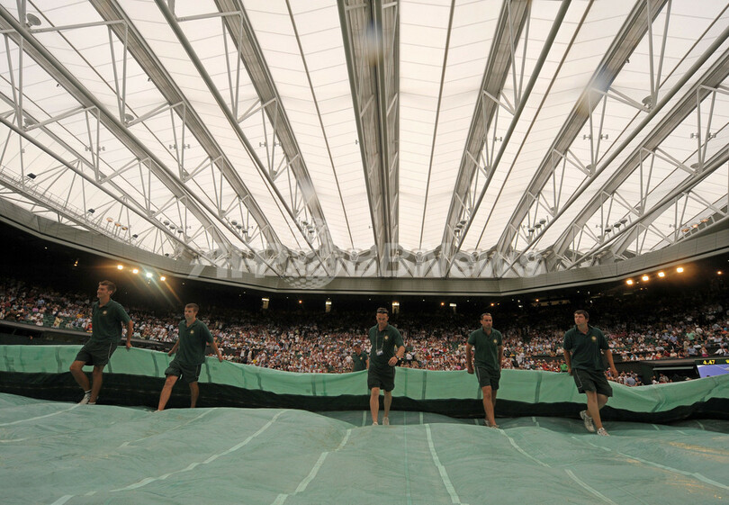 サフィナが8強入り 開閉式屋根は初稼動、ウィンブルドン選手権