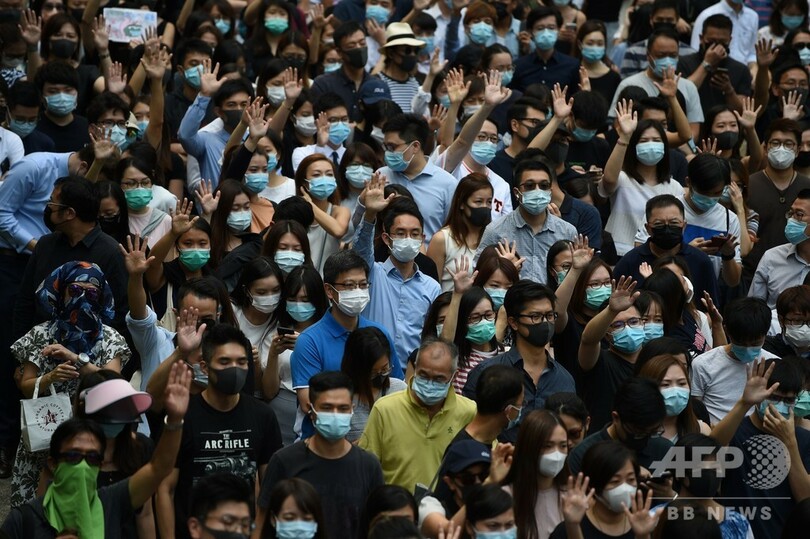 香港デモ隊、中心部にバリケード築く 覆面禁止令制定直後