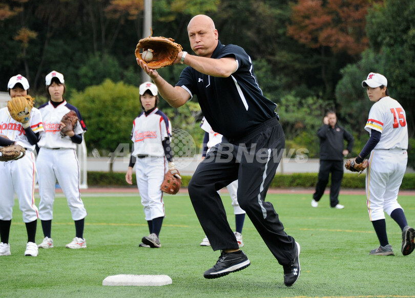 「鉄人」リプケン氏が駒沢学園女子で野球教室