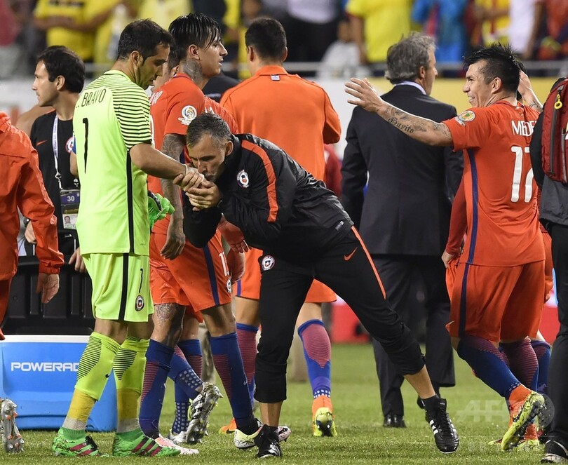 王者チリ、雷雨中断の試合制してアルゼンチンとの決勝へ