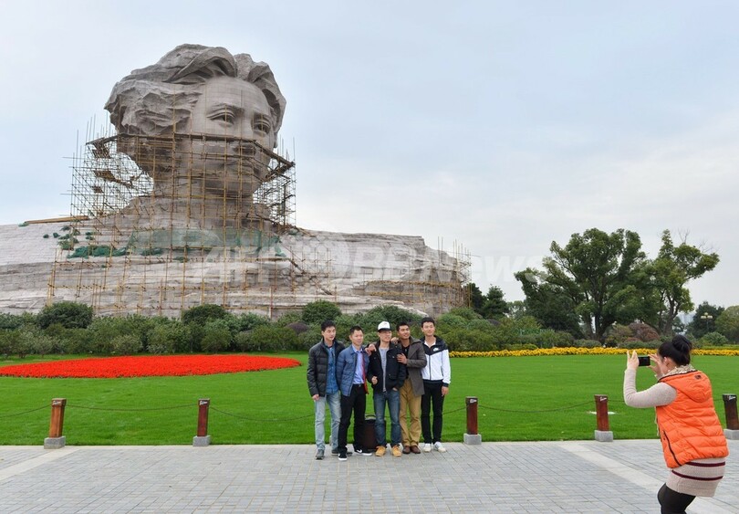 スフィンクス?巨大な毛沢東像、生誕120年前にお色直し