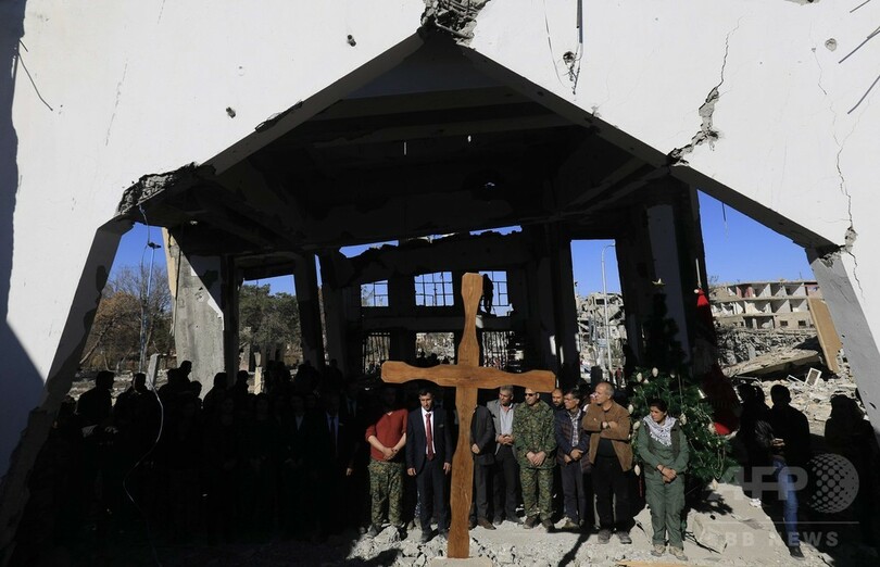 荒廃したラッカ市内にサンタクロース登場 子どもの笑顔を誘う　