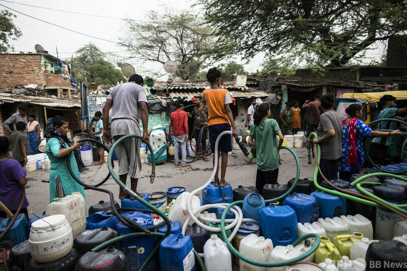 インドで早くも夏の暑さ、給水車出動 川も干上がる
