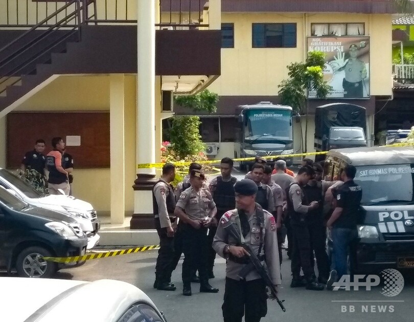 インドネシアの警察署で自爆とみられる爆発、1人死亡6人負傷
