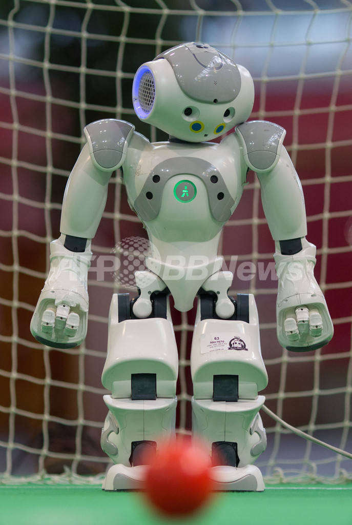 体張ってシュートをキャッチ！「ロボカップ」ドイツオープン開催