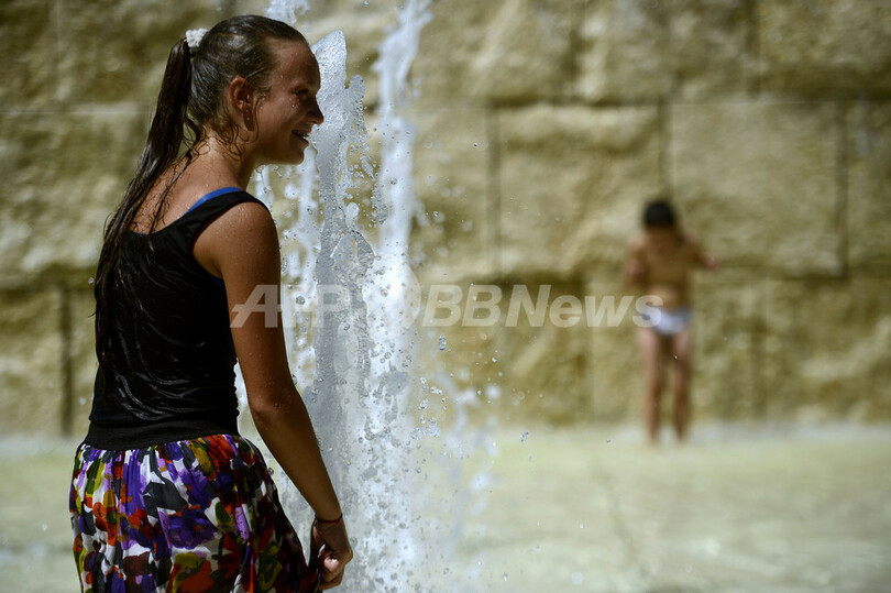 猛暑のローマ、噴水で涼む人々