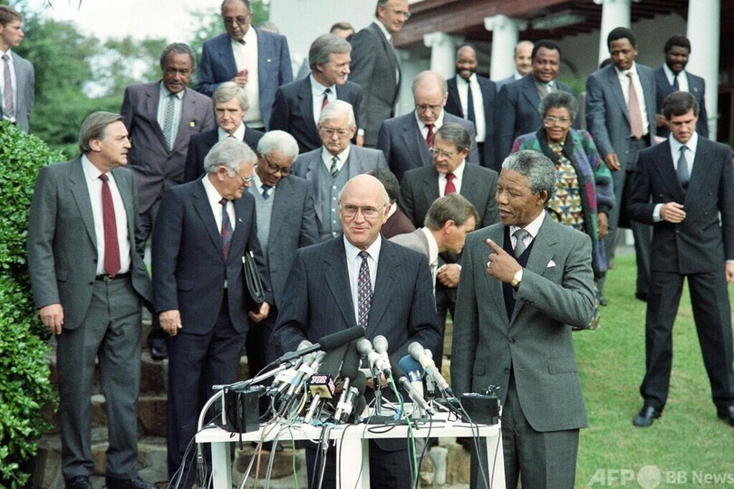 デクラーク元南ア大統領死去、85歳 マンデラ氏と平和賞受賞