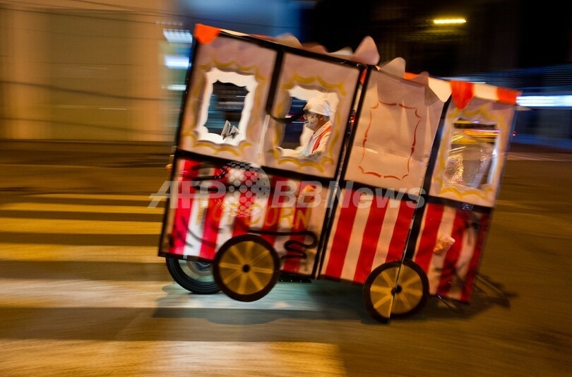 なぜかバイクで祝うハロウィーン、コロンビア