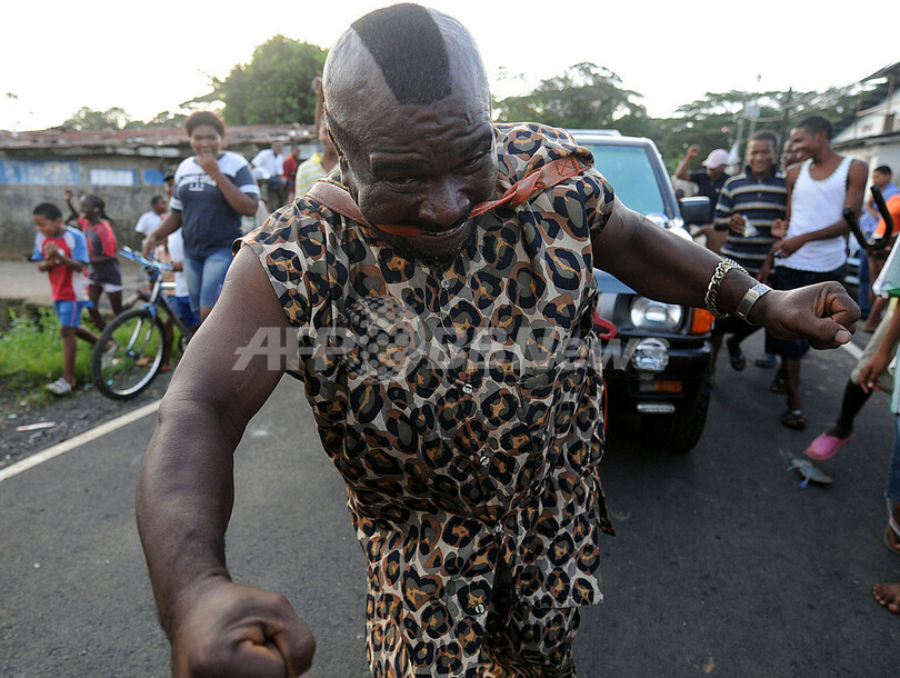 「人間ココナツ皮むき機」、歯を使い6時間500個でギネス記録か