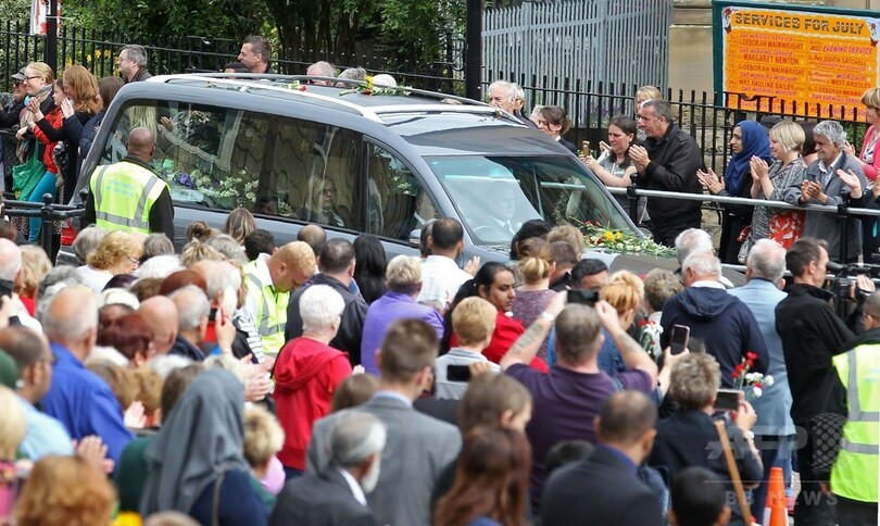 殺害された英女性議員の葬列、花と拍手で送られる