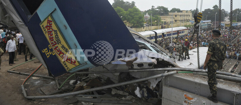 インド東部で列車衝突、死者60人超