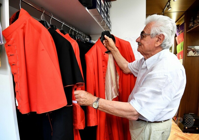 イタリアの老舗仕立て屋と、カトリック界のスターたちの関係