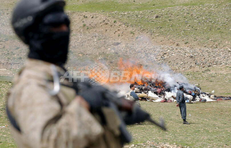 燃え上がる麻薬6.5トン、アフガニスタン警察が押収分を焼却