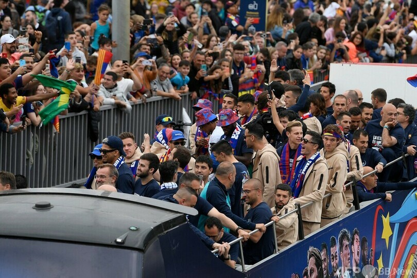 FCバルセロナが優勝パレード 4季ぶりリーグ制覇