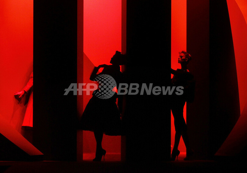 ＜11年春夏パリ・オートクチュールコレクション＞ルネ・グリュオーへのオマージュ「クリスチャン ディオール」