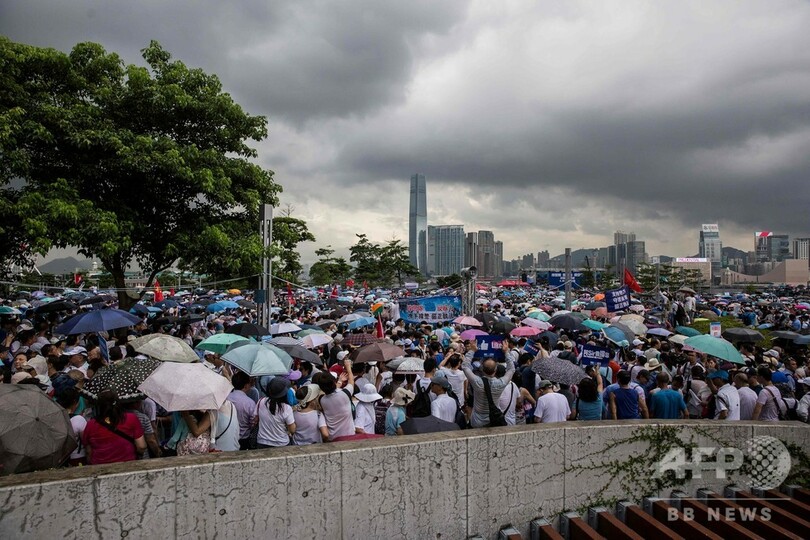 香港で警察支持の集会、数千人が参加 政治的な亀裂浮き彫りに