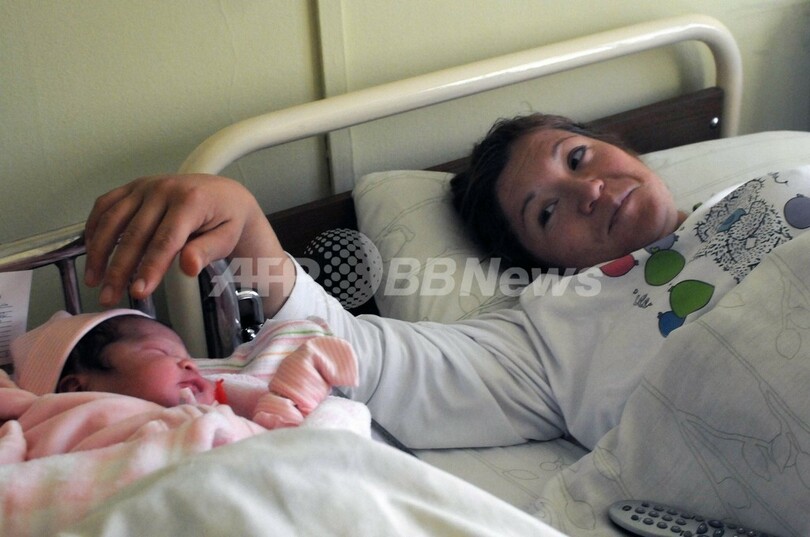 チリ鉱山落盤事故、作業員の妻が女の子を出産