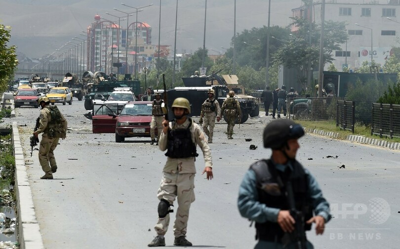 タリバンがアフガン議会を襲撃、子どもら2人死亡