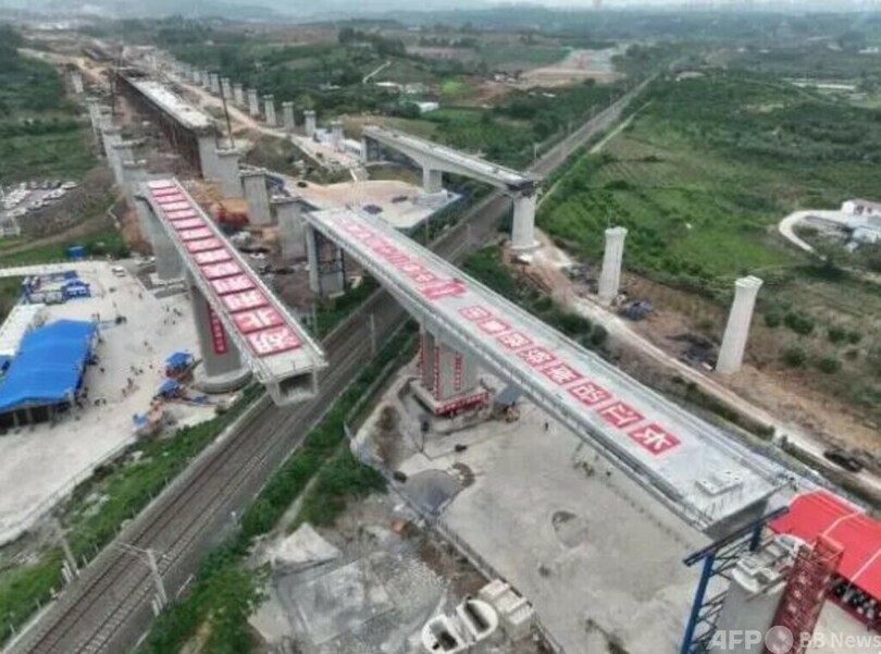 中国初 二基の高速鉄道特大橋が同時回転に成功