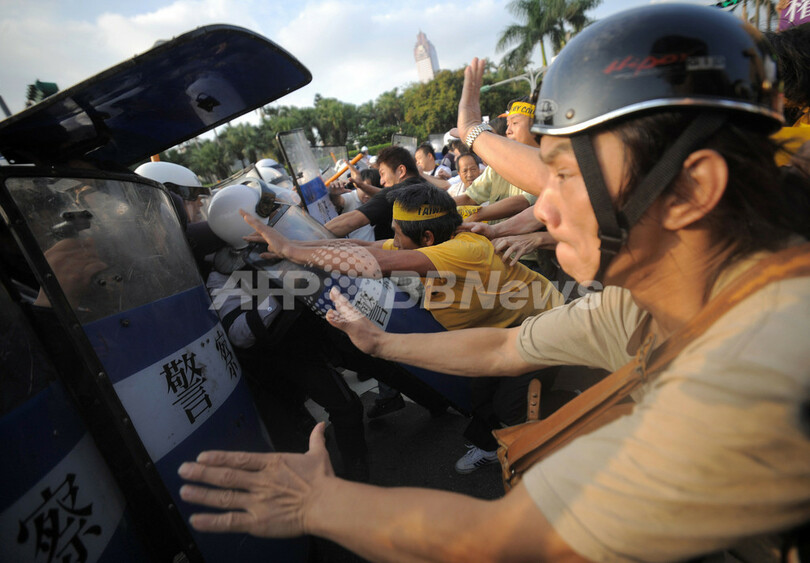 中国高官の訪台に抗議、デモ隊と警察が激しく衝突 台北