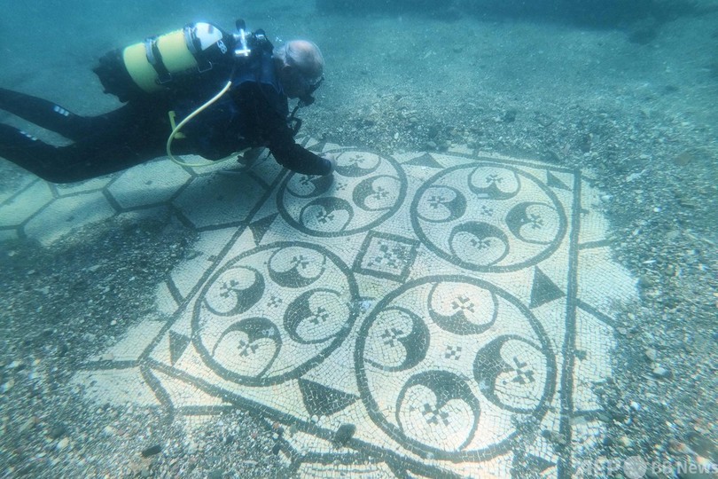 海に沈んだ古代ローマの温泉地、ダイバーに人気 イタリア