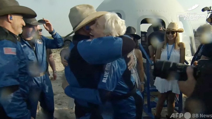 ベゾス氏、地球の美しさに「畏敬の念」 宇宙飛行終え会見