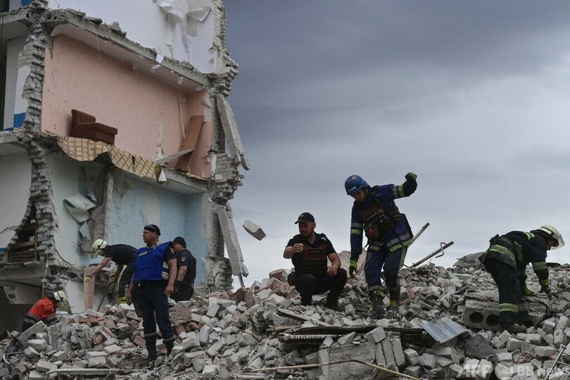 ロシア砲撃で集合住宅倒壊、15人死亡 ウクライナ東部