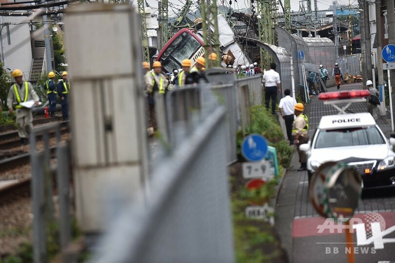 京急・電車とトラックが衝突 1人死亡、約30人負傷