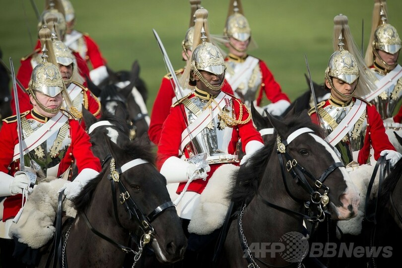 ロンドン公園に騎兵ずらり、恒例の閲兵式