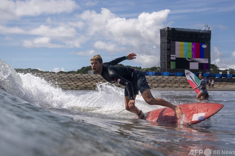 サーフィン各国代表選手、五輪会場で練習