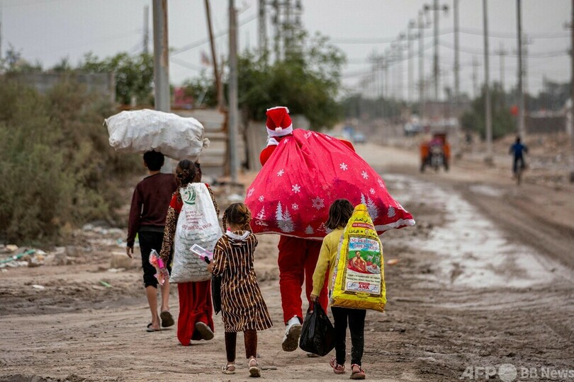 イラクのスラム街にサンタクロース 子どもたちも大喜び