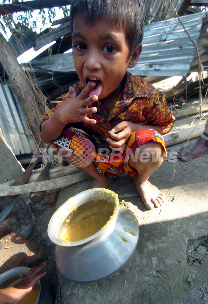 バングラデシュ大型サイクロン、被災地にようやく救援物資