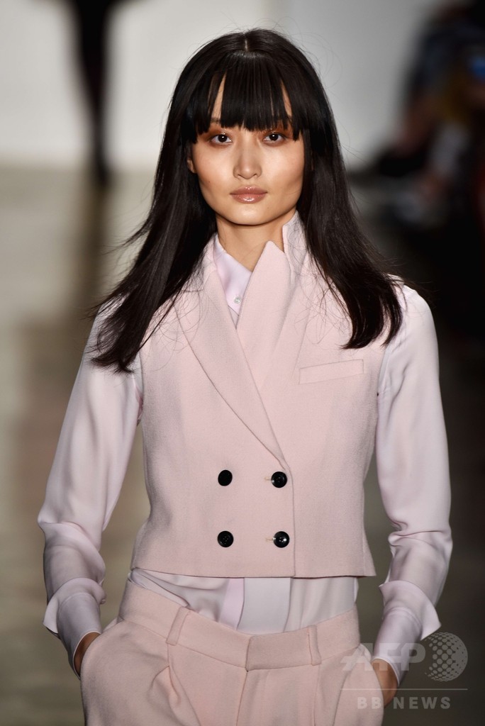 モノトーンにピンクや赤を織り交ぜて、「マリッサ・ウェッブ」15/16年秋冬