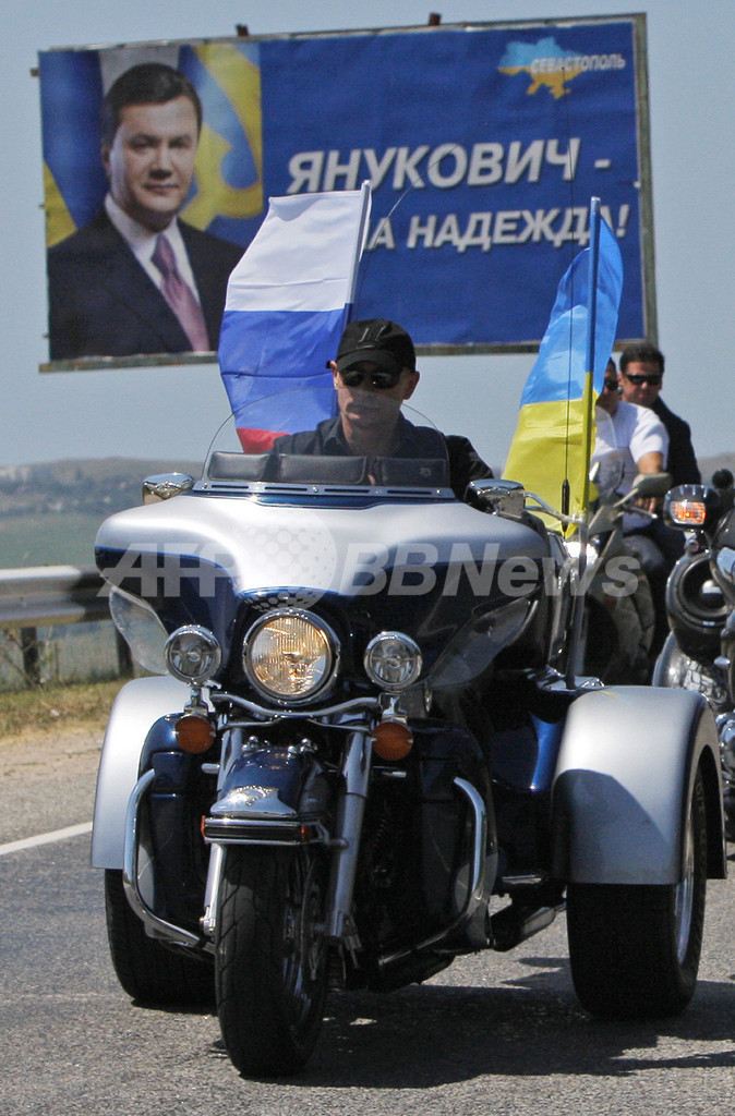 あの「タフガイ」が暴走？プーチン首相、ハーレーを走らせる