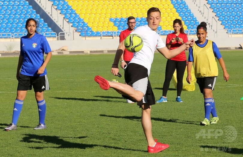 ドイツ代表エジル、シリア難民キャンプを訪問