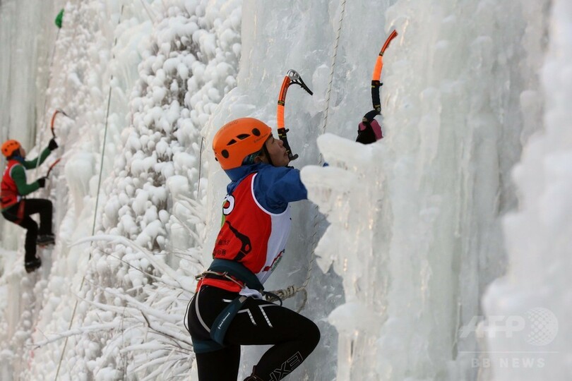32メートルの氷壁に挑む　北京でアイスクライミング選手権